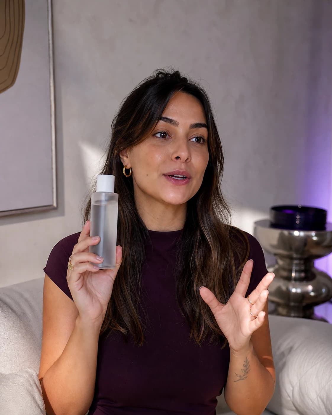 Criadora apresentando um produto de cuidados com a pele em uma campanha